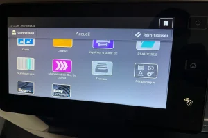 Photo d'une tablette d'une imprimante avec une liste d'applications