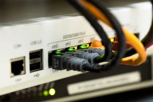 Plusieurs cables ethernet branché sur un serveur
